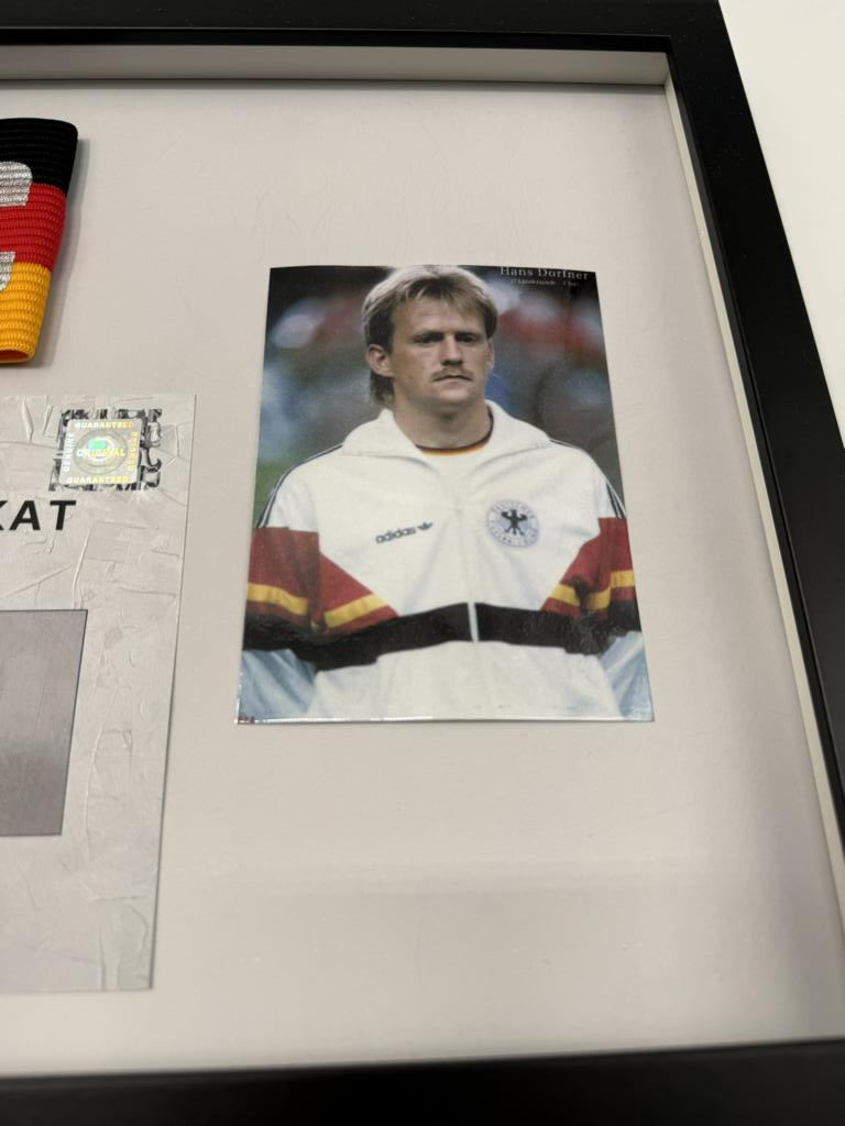 Kapitänsbinde Hans Dorfner signiert im Rahmen Deutschland Fußball Autogramm