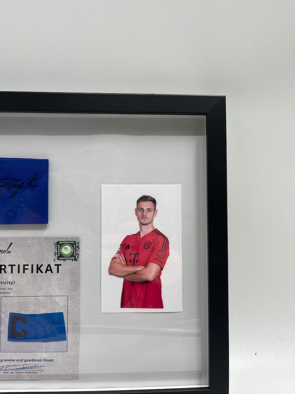 Kapitänsbinde Josip Stanisic signiert im Rahmen Bayern München Autogramm COA