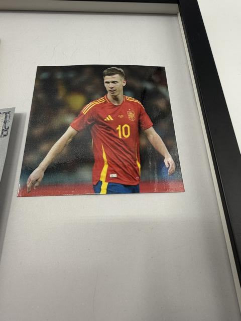 Kapitänsbinde Dani Olmo signiert im Rahmen Spanien Autogramm