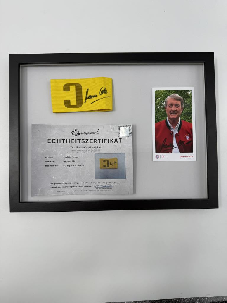 Kapitänsbinde Werner Olk signiert im Rahmen Bayern München Autogramm