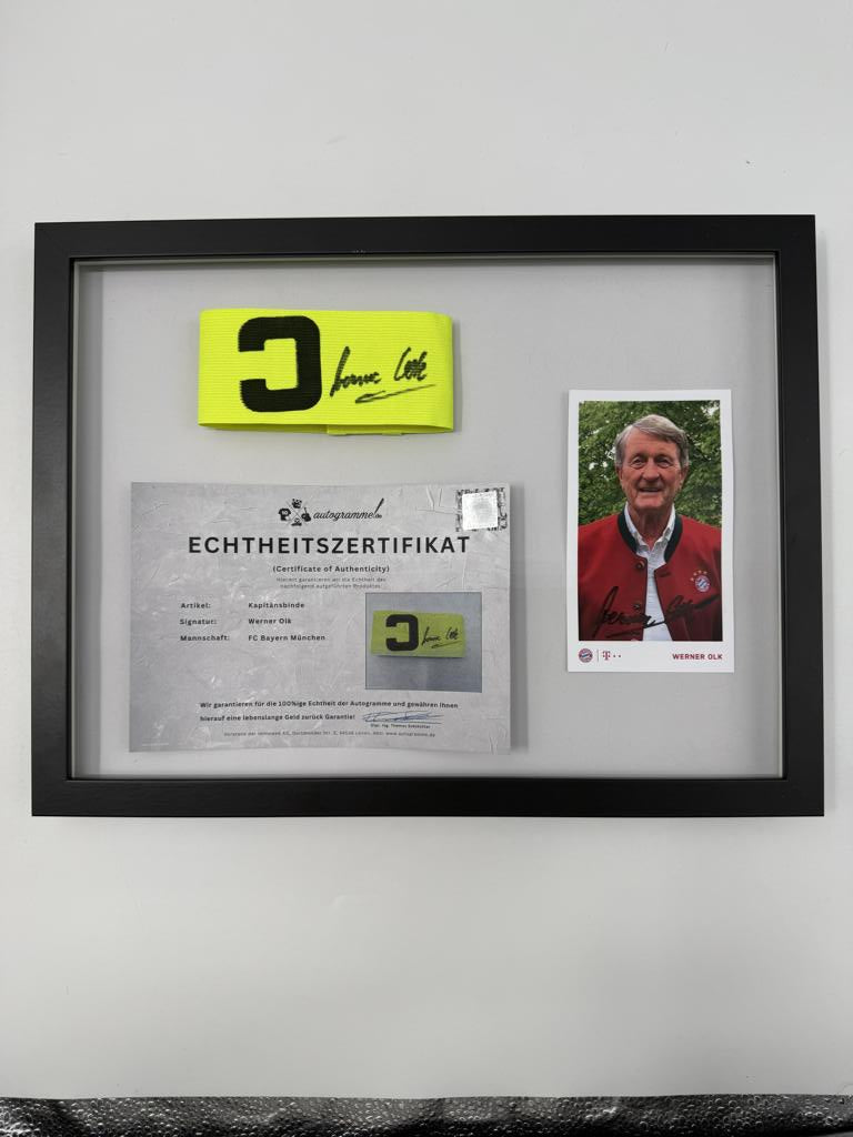 Kapitänsbinde Werner Olk signiert im Rahmen Bayern München Autogramm