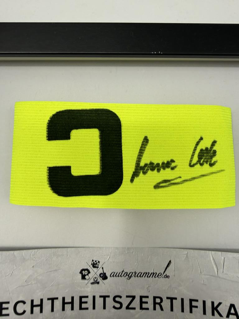 Kapitänsbinde Werner Olk signiert im Rahmen Bayern München Autogramm