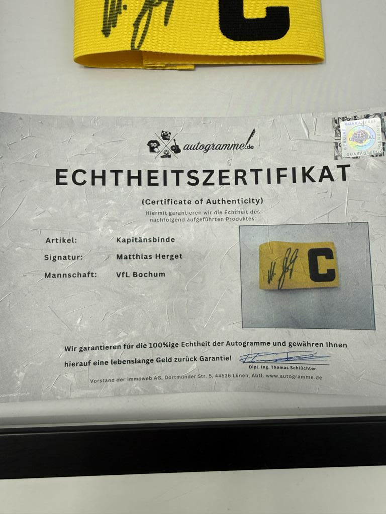Kapitänsbinde Matthias Herget signiert im Rahmen VFL Bochum COA
