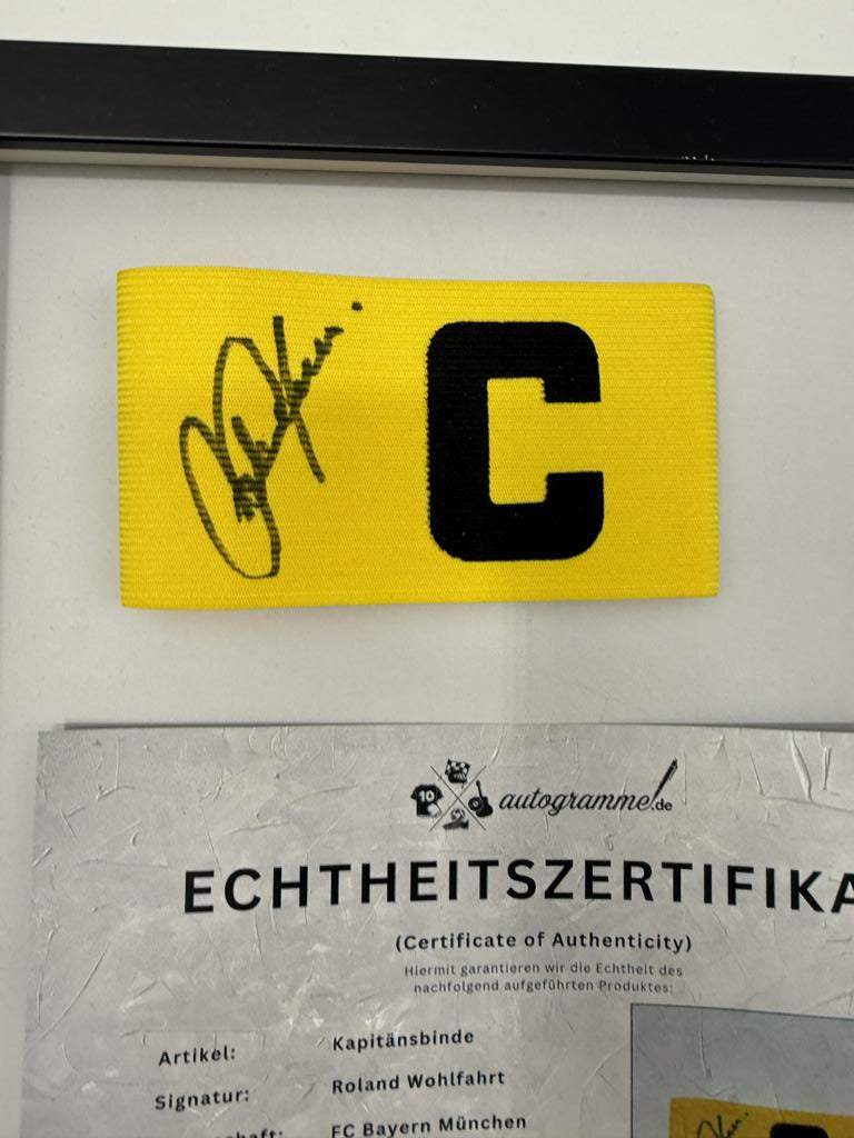 Kapitänsbinde Roland Wohlfahrt signiert im Rahmen Bayern München Fußball Autogramm