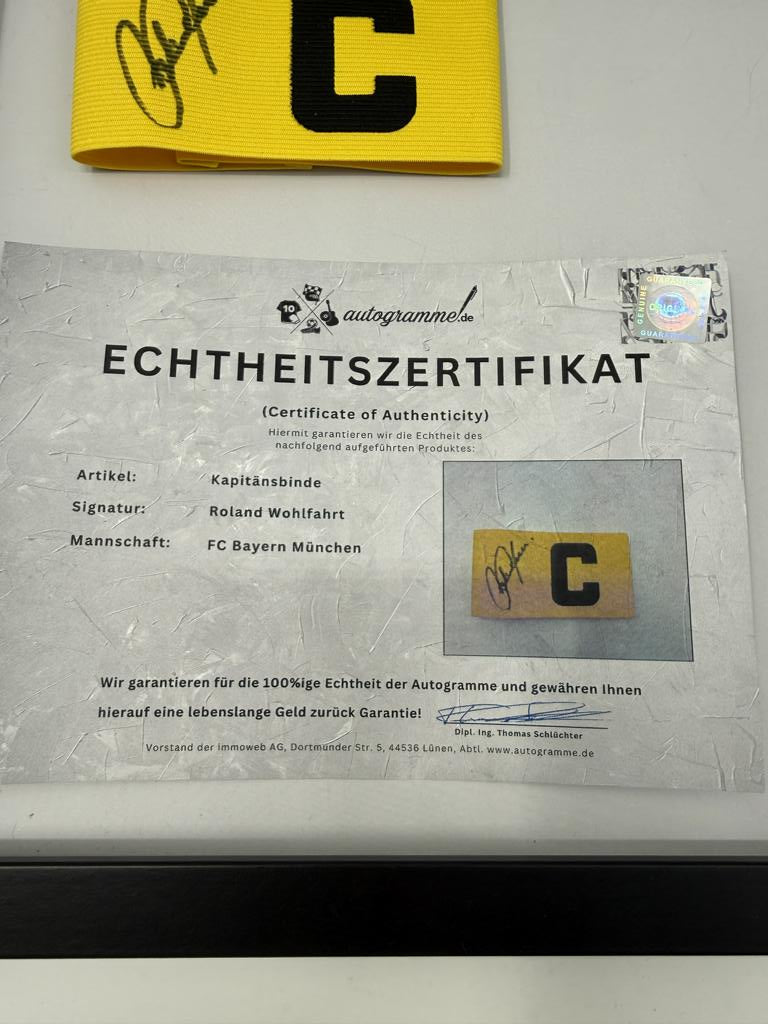 Kapitänsbinde Roland Wohlfahrt signiert im Rahmen Bayern München Fußball Autogramm