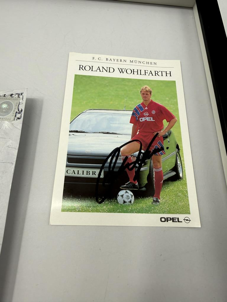 Kapitänsbinde Roland Wohlfahrt signiert im Rahmen Bayern München Fußball Autogramm