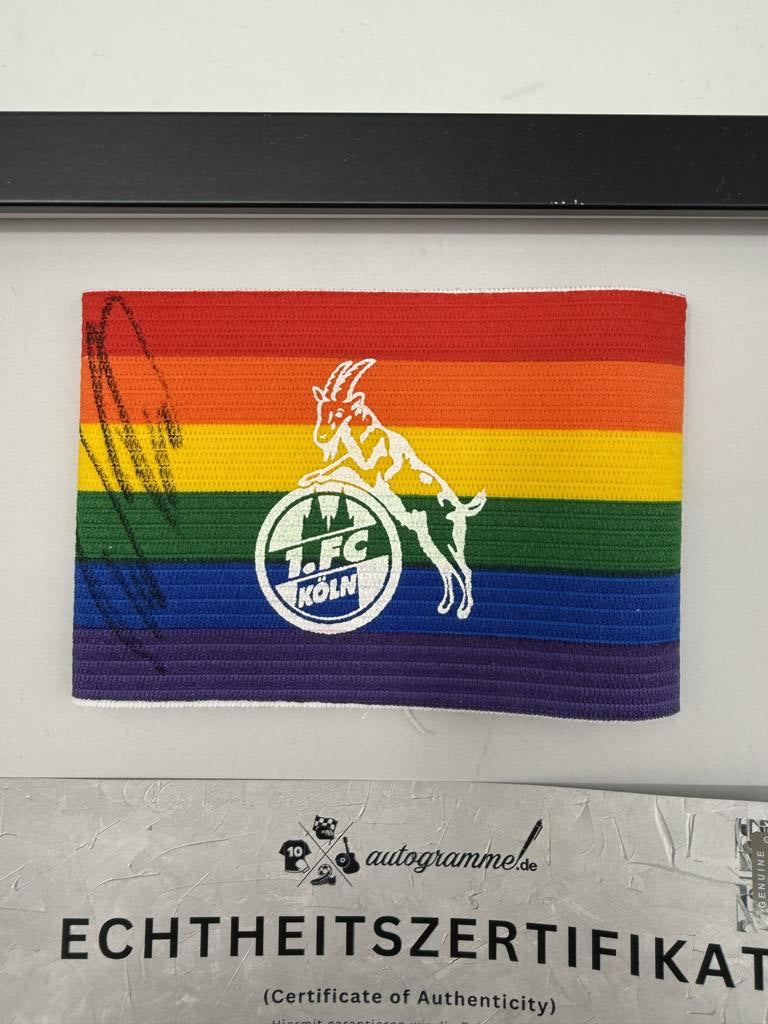 Kapitänsbinde Lukas Podolski signiert im Rahmen Deutschland/1.FC Köln COA