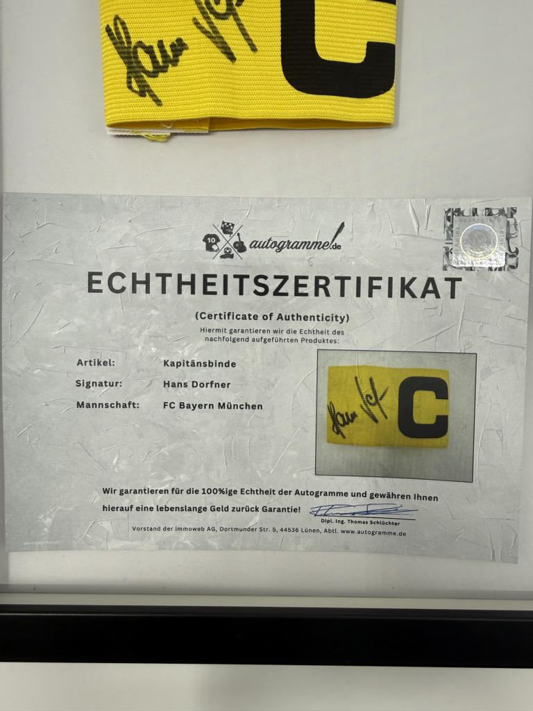 Kapitänsbinde Hans Dorfner signiert im Rahmen FC Bayern München Autogramm