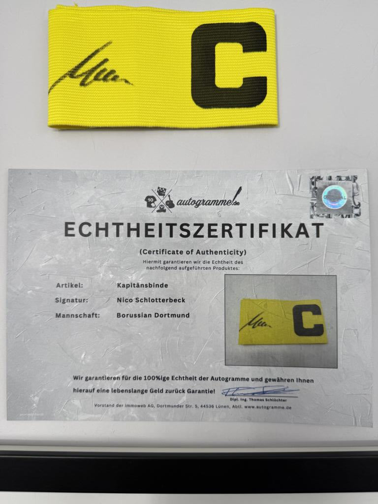 Kapitänsbinde Nico Schlotterbeck signiert im Rahmen BVB Autogramm COA