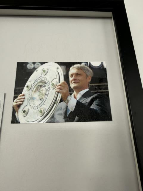 Kapitänsbinde Armin Veh signiert im Rahmen VfB Stuttgart Autogramm