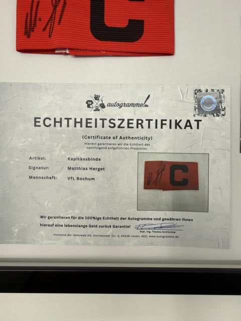 Kapitänsbinde Matthias Herget signiert im Rahmen VFL Bochum COA