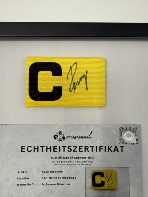 Kapitänsbinde Karl-Heinz Rummenigge signiert im Rahmen Bayern München Autogramm