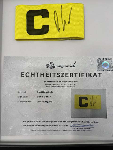Kapitänsbinde Deniz Undav signiert im Rahmen VFB Stuttgart Fußball Autogramm