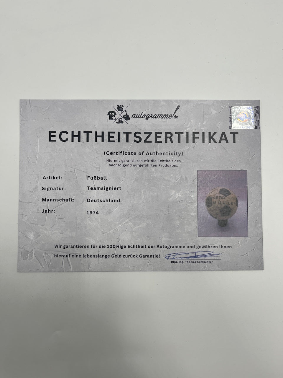 Fußball Teamsigniert 1974 in Vitrine DFB Autogramm COA Ball Gerd Müller