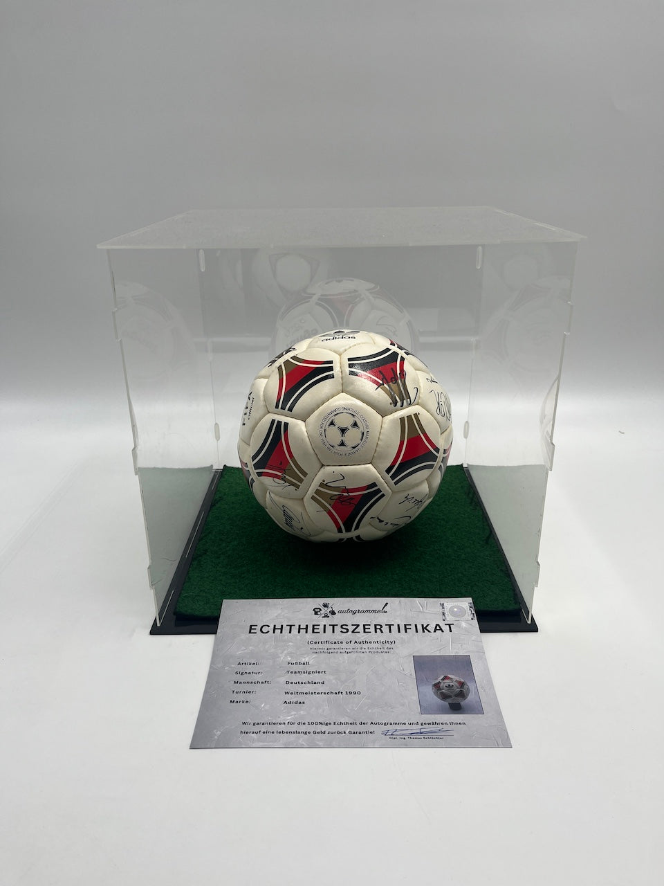 Fußball Teamsigniert WM 1990 in Vitrine DFB Autogramm Adidas Ball