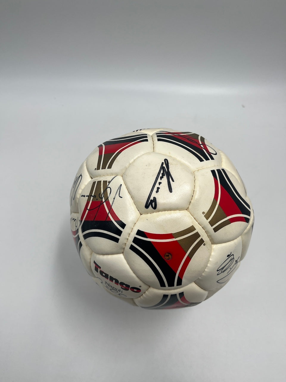 Fußball Teamsigniert WM 1990 in Vitrine DFB Autogramm Adidas Ball