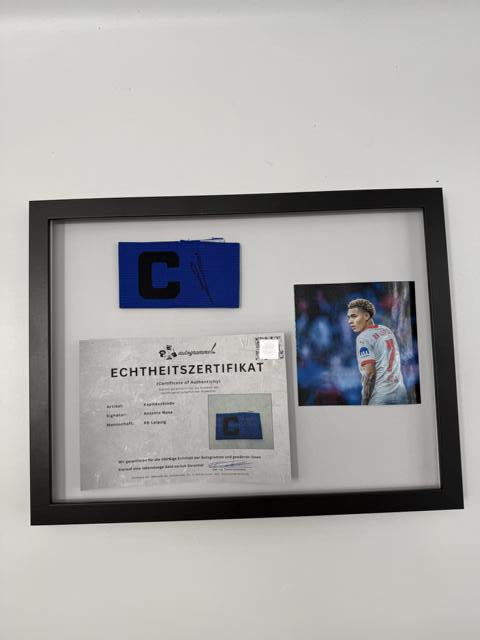 Kapitänsbinde Antonio Nusa signiert im Rahmen RB Leipzig Autogramm