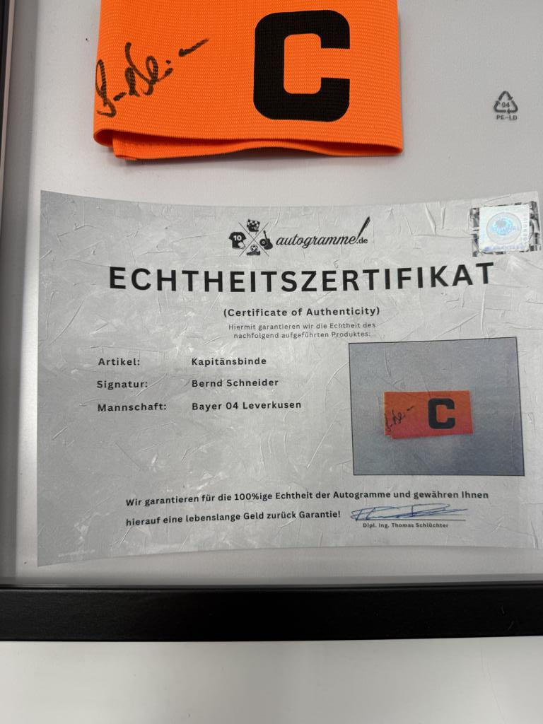 Kapitänsbinde Bernd Schneider signiert im Rahmen Bayer Leverkusen Autogramm