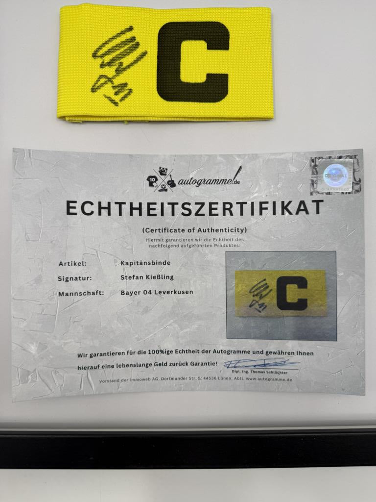 Kapitänsbinde Stefan Kießling signiert im Rahmen Bayer Leverkusen Autogramm