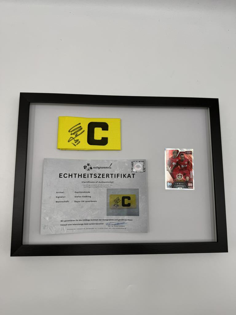 Kapitänsbinde Stefan Kießling signiert im Rahmen Bayer Leverkusen Autogramm