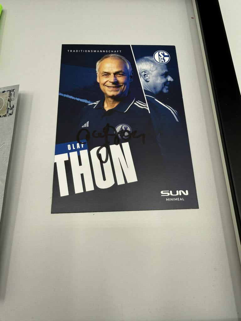 Kapitänsbinde Olaf Thon signiert im Rahmen Schalke 04 COA