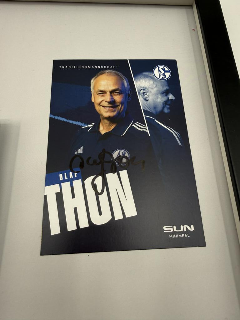 Kapitänsbinde Olaf Thon signiert im Rahmen Schalke 04 COA