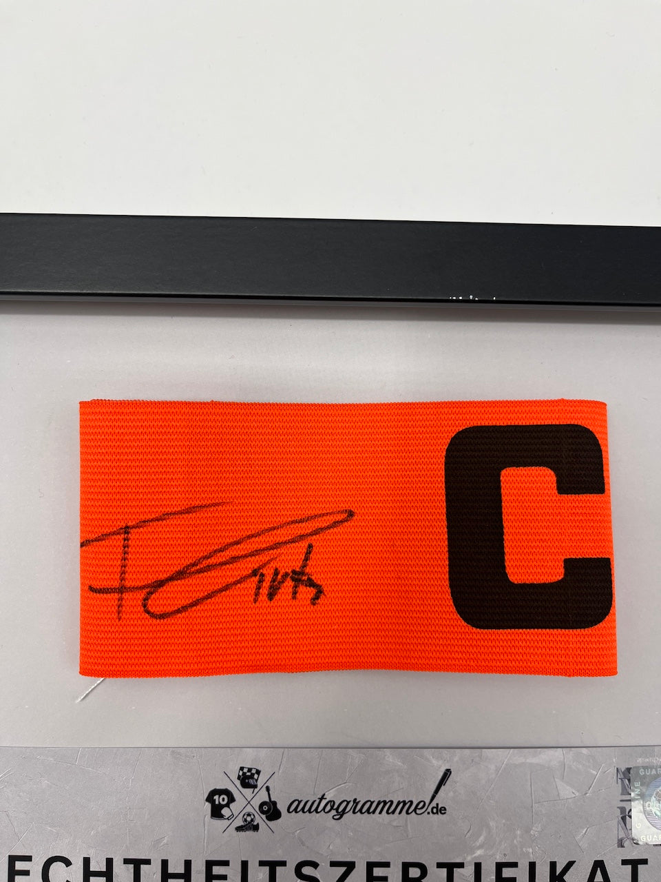 Kapitänsbinde Florian Wirtz signiert im Rahmen Leverkusen Fußball Autogramm