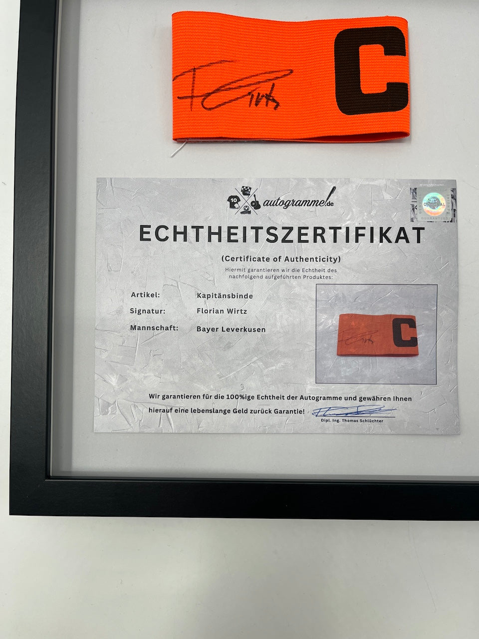 Kapitänsbinde Florian Wirtz signiert im Rahmen Leverkusen Fußball Autogramm