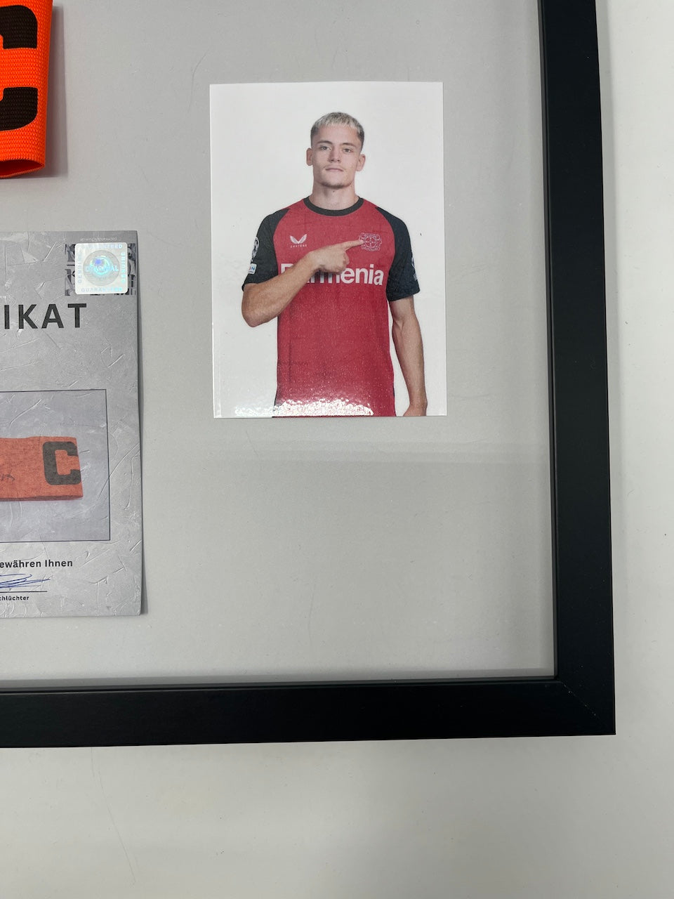 Kapitänsbinde Florian Wirtz signiert im Rahmen Leverkusen Fußball Autogramm