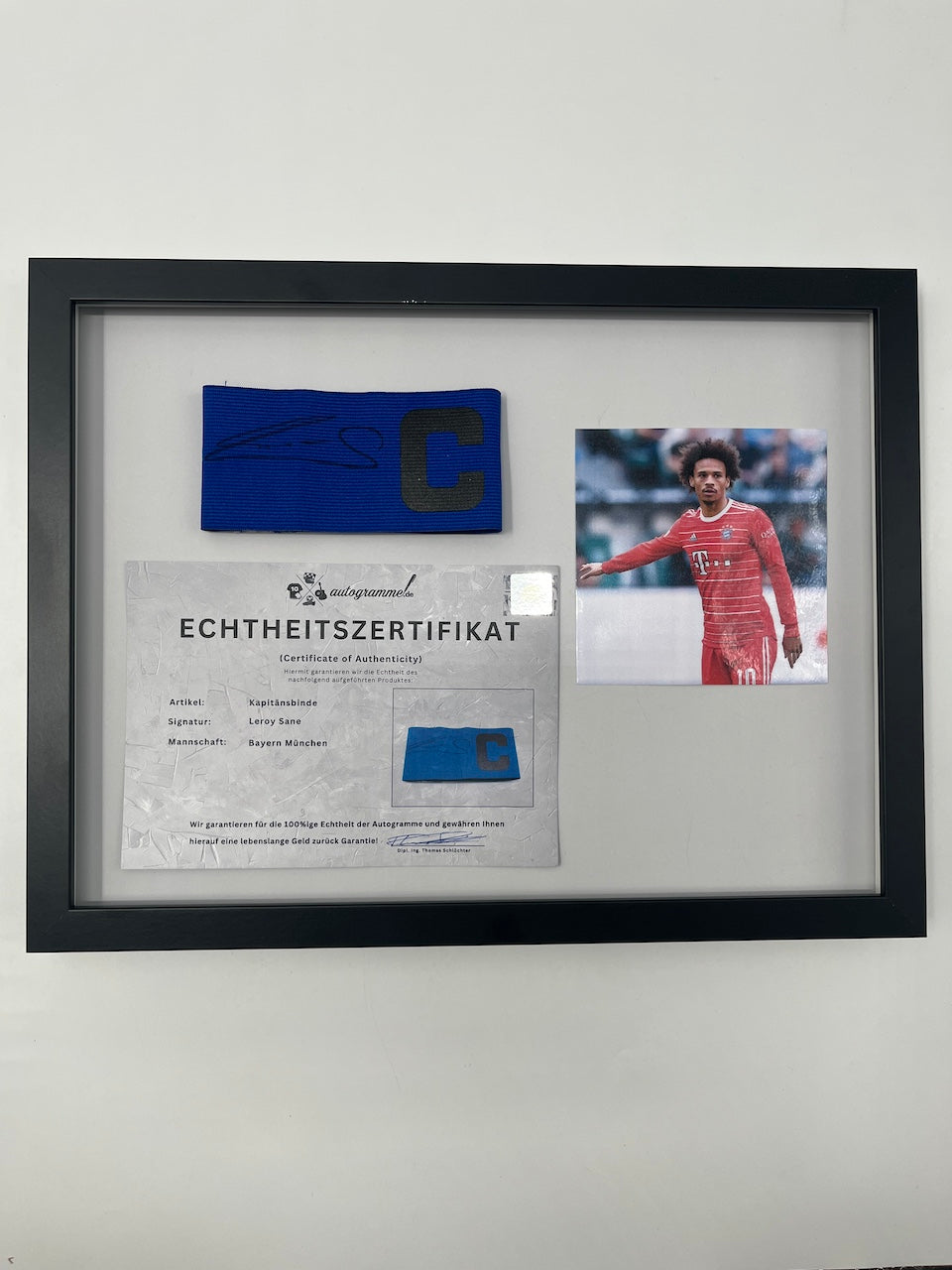 Kapitänsbinde Leroy Sane signiert im Rahmen Bayern München Autogramm