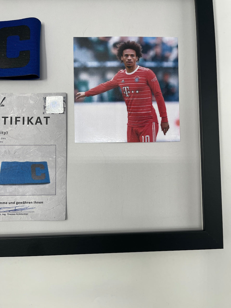 Kapitänsbinde Leroy Sane signiert im Rahmen Bayern München Autogramm