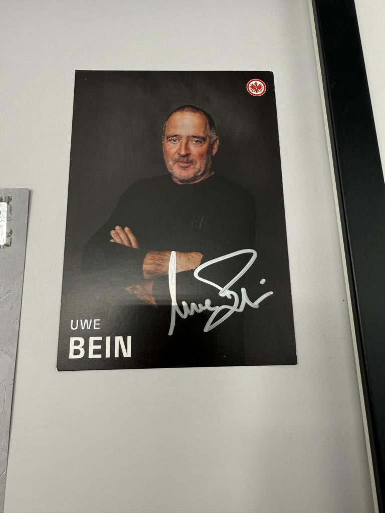 Kapitänsbinde Uwe Bein signiert im Rahmen Eintracht Frankfurt Autogramm COA