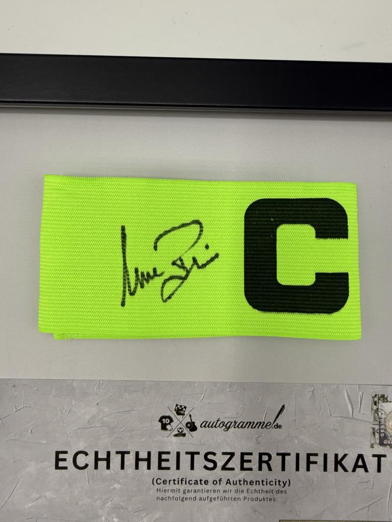 Kapitänsbinde Uwe Bein signiert im Rahmen Eintracht Frankfurt Autogramm COA
