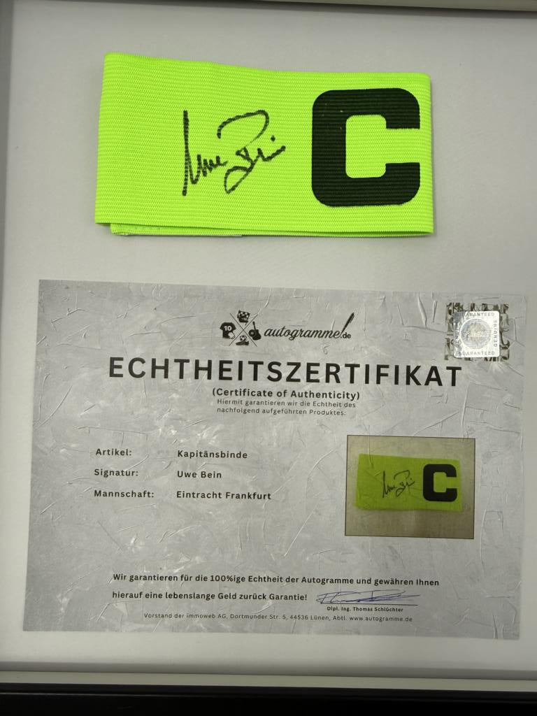 Kapitänsbinde Uwe Bein signiert im Rahmen Eintracht Frankfurt Autogramm COA