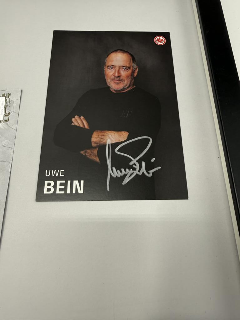 Kapitänsbinde Uwe Bein signiert im Rahmen Eintracht Frankfurt Autogramm COA