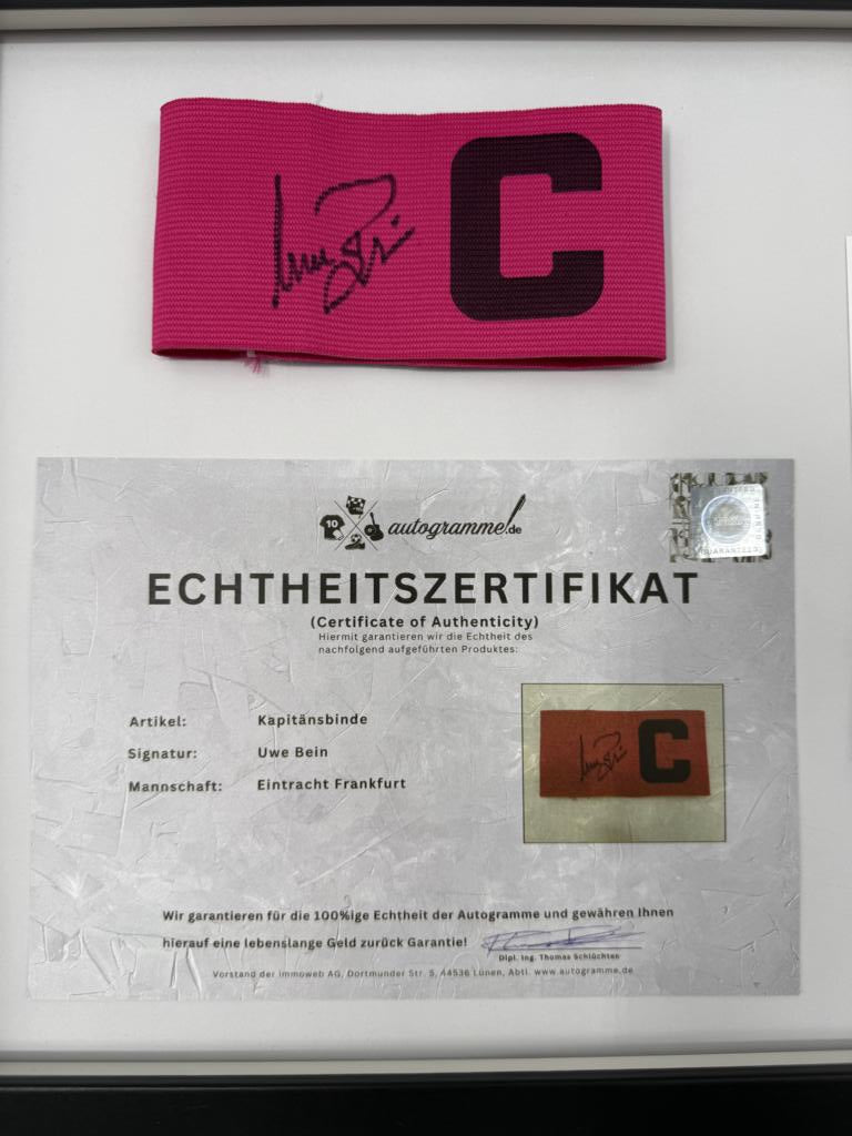Kapitänsbinde Uwe Bein signiert im Rahmen Eintracht Frankfurt Autogramm COA