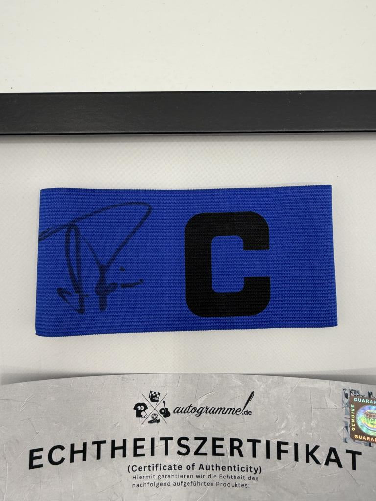 Kapitänsbinde Arne Friedrich signiert im Rahmen Deutschland COA