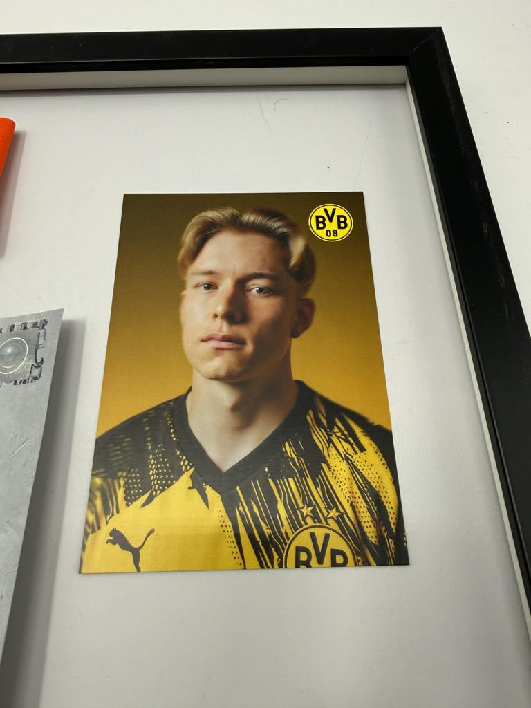 Kapitänsbinde Daniel Svensson signiert im Rahmen Borussia Dortmund COA