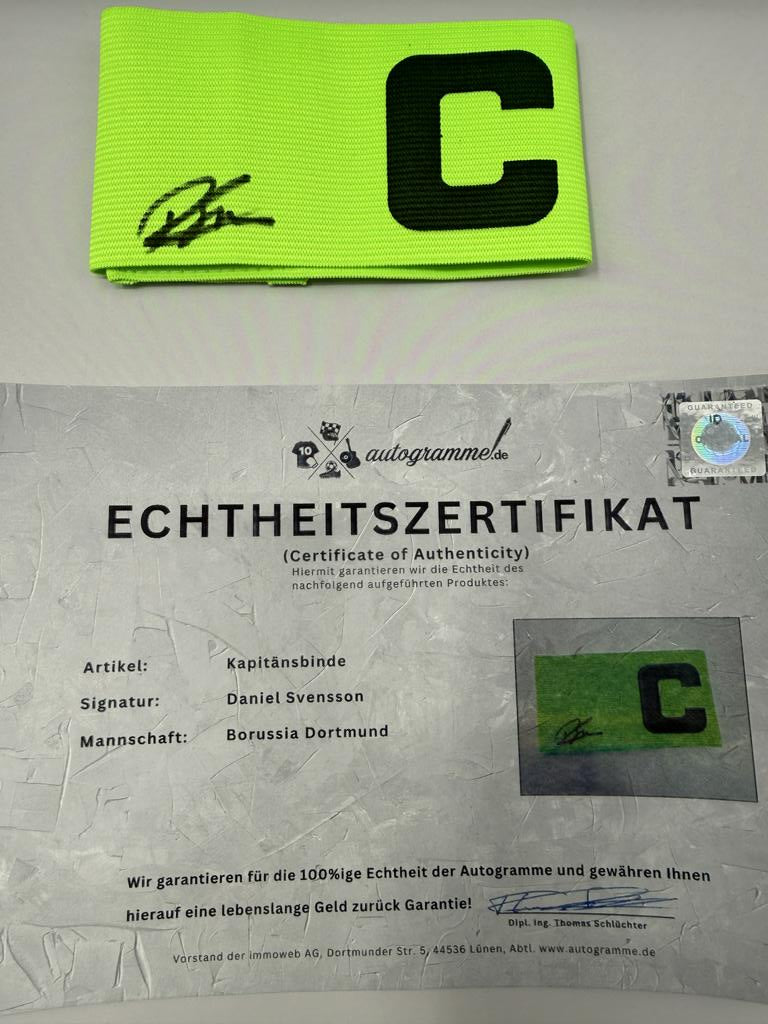 Kapitänsbinde Daniel Svensson signiert im Rahmen Borussia Dortmund COA
