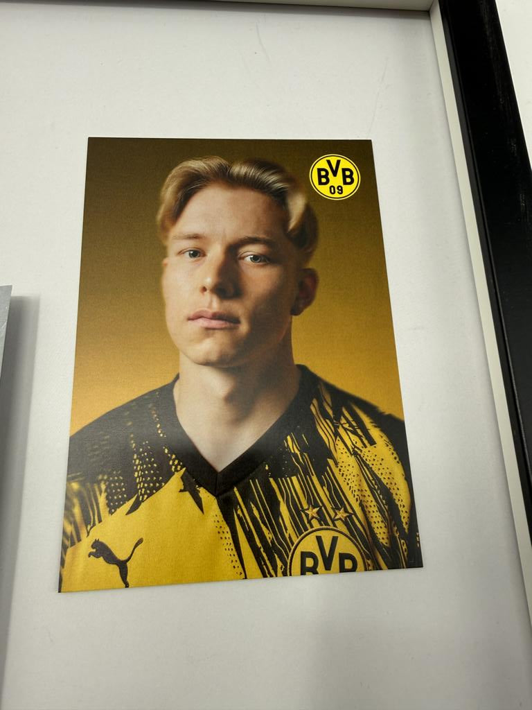 Kapitänsbinde Daniel Svensson signiert im Rahmen Borussia Dortmund COA