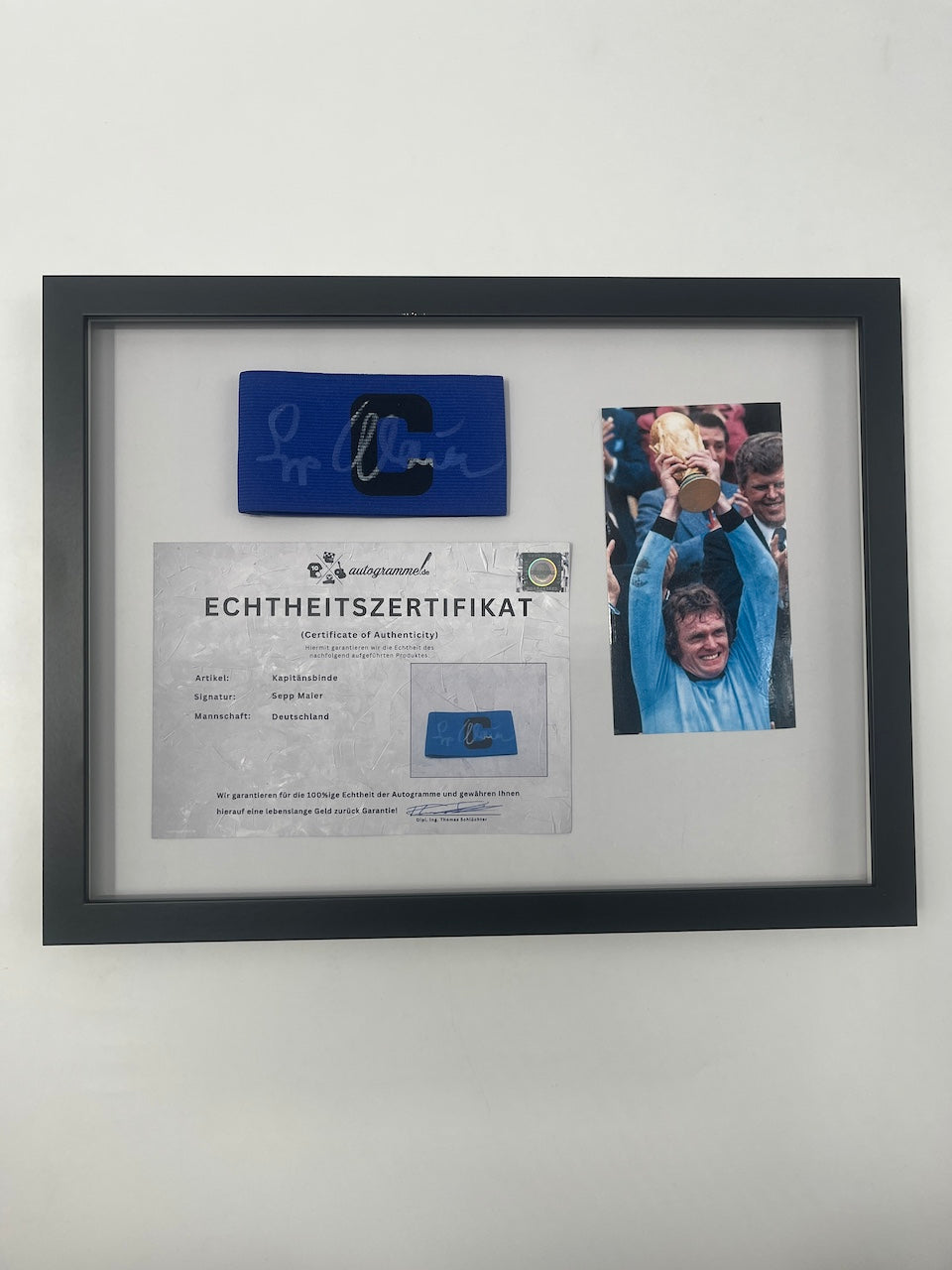 Kapitänsbinde Sepp Maier signiert im Rahmen DFB Fußball Autogramm Kapitänsbinde Sepp Maier signiert im Rahmen DFB Fußball Autogramm
