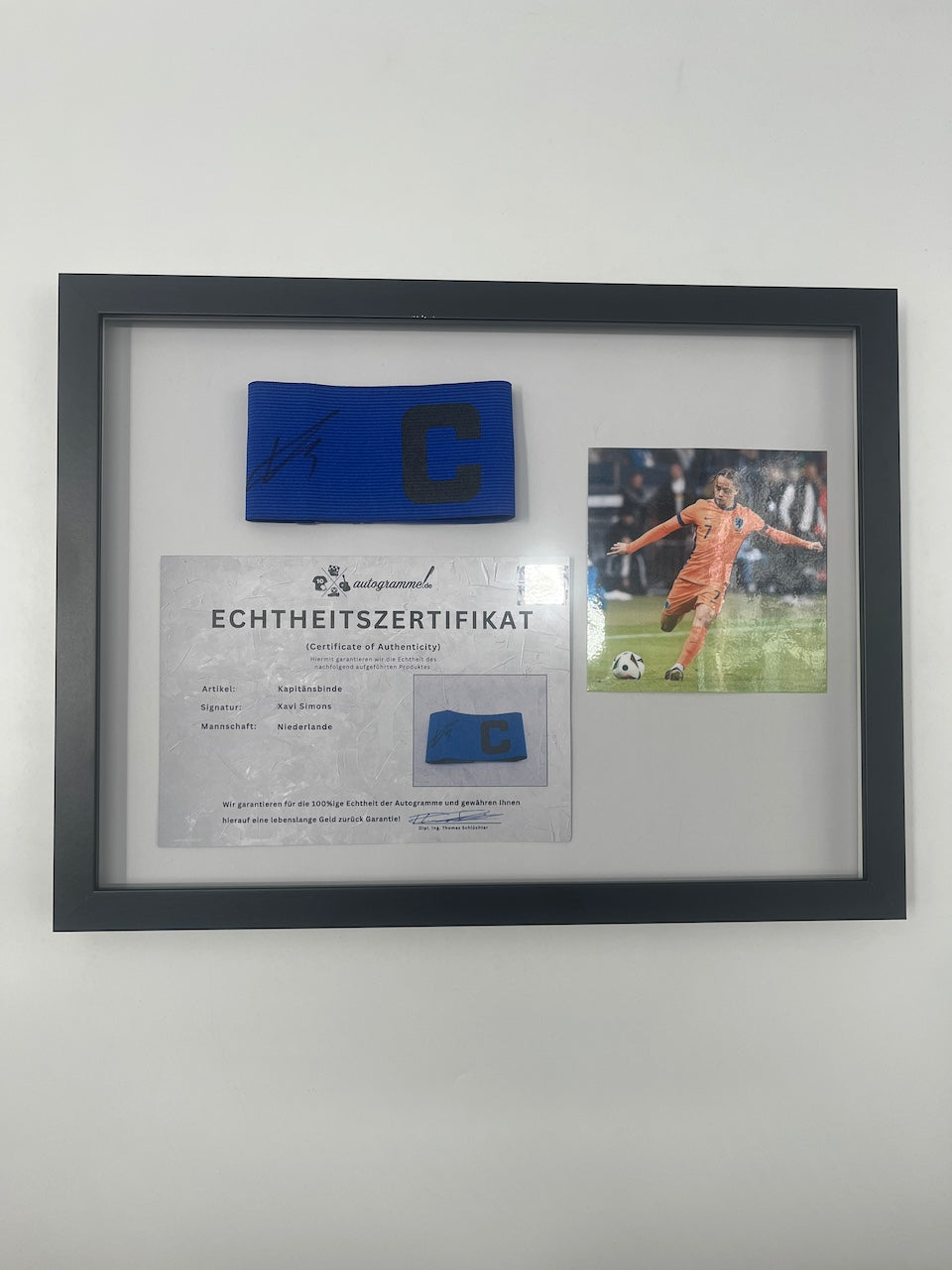Kapitänsbinde Xavi Simons signiert im Rahmen Niederlande Autogramm