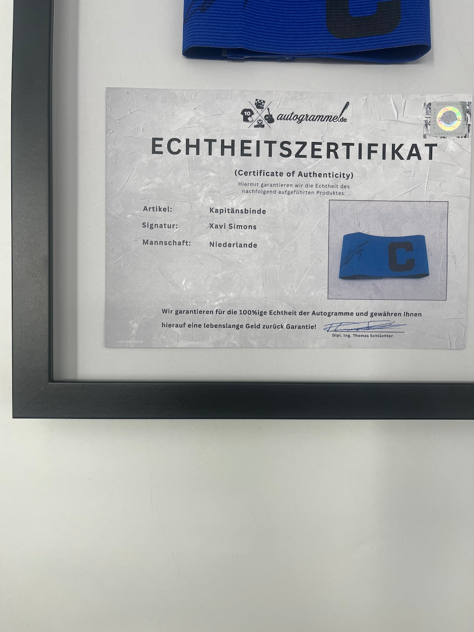 Kapitänsbinde Xavi Simons signiert im Rahmen Niederlande Autogramm