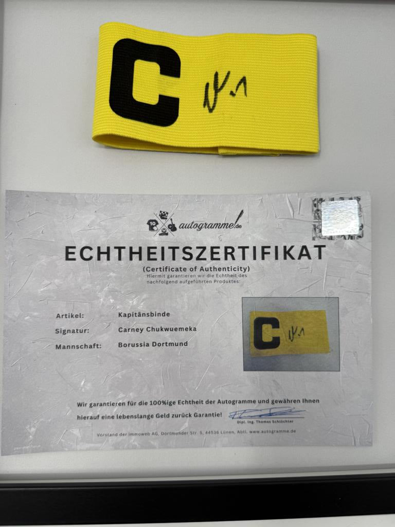 Kapitänsbinde Carney Chukwuemeka signiert im Rahmen Borussia Dortmund Autogramm
