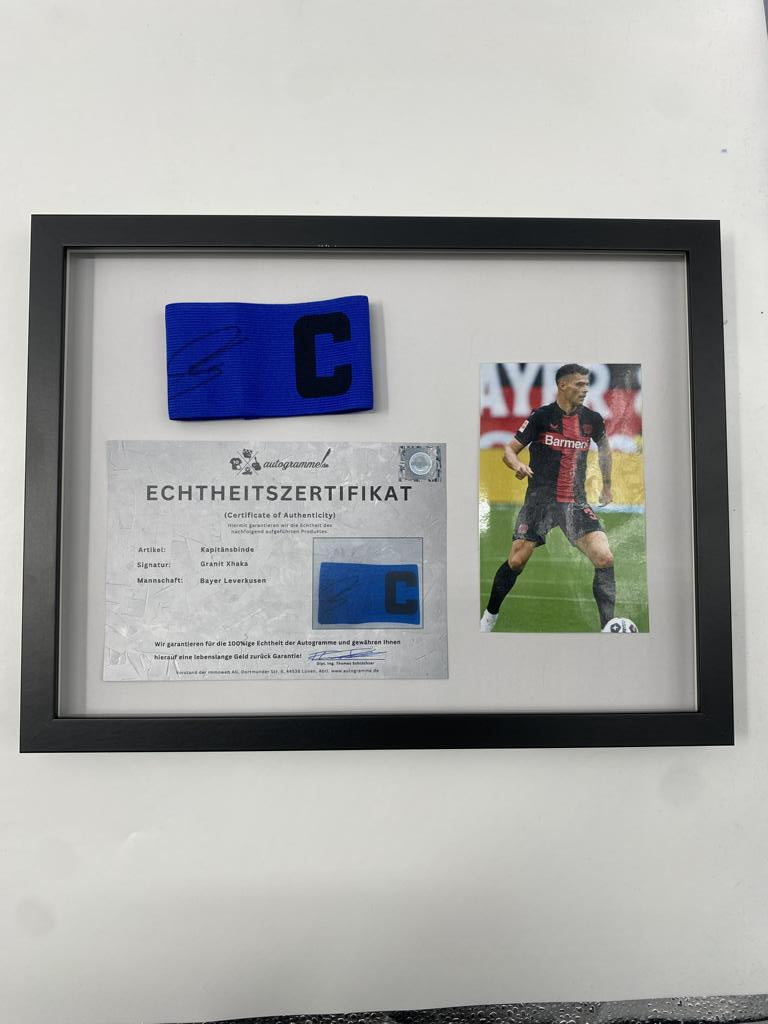 Kapitänsbinde Granit Xhaka signiert im Rahmen Bayer Leverkusen Autogramm