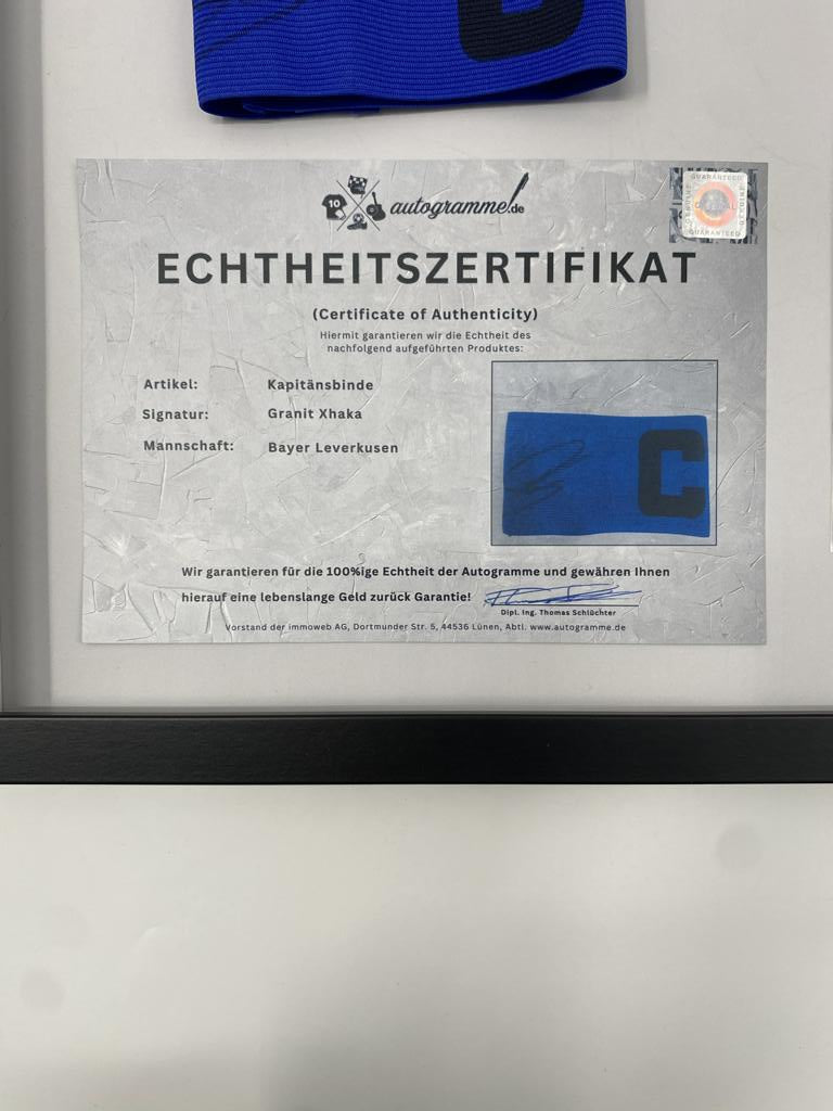 Kapitänsbinde Granit Xhaka signiert im Rahmen Bayer Leverkusen Autogramm