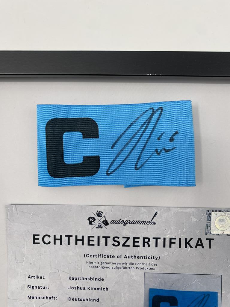 Kapitänsbinde Joshua Kimmich signiert im Rahmen Deutschland Autogramm