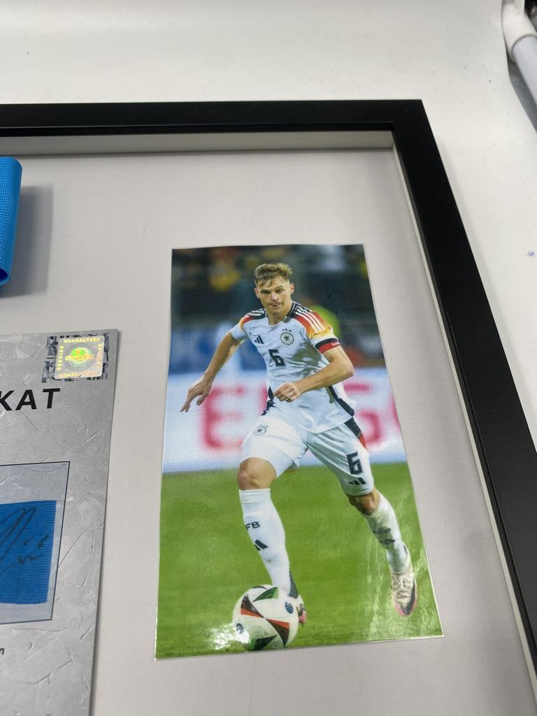 Kapitänsbinde Joshua Kimmich signiert im Rahmen Deutschland Autogramm