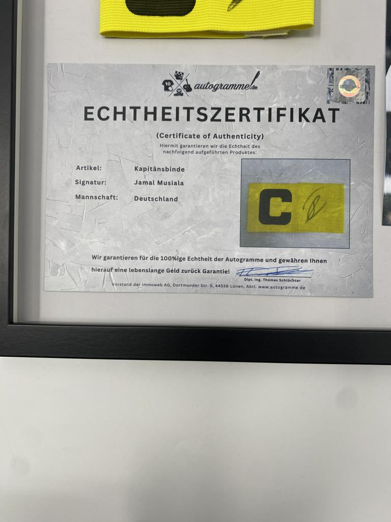 Kapitänsbinde Jamal Musiala signiert im Rahmen DFB Fußball COA Autogramm