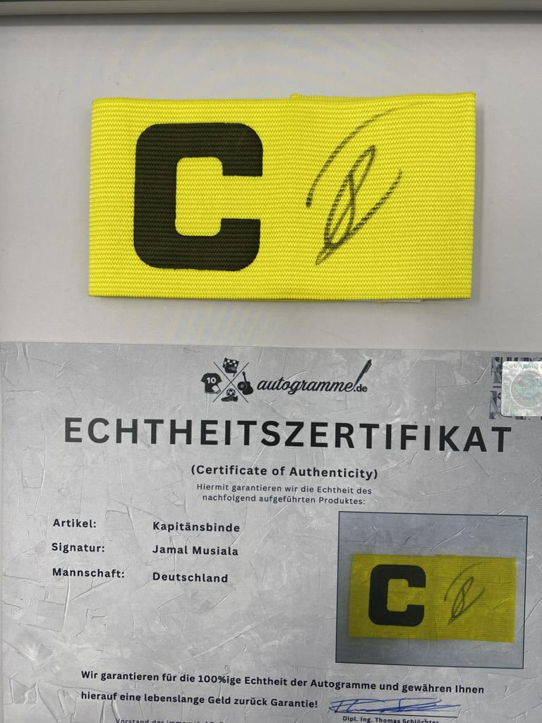 Kapitänsbinde Jamal Musiala signiert im Rahmen DFB Fußball COA Autogramm